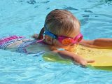 apprendre a nager a 2 ans