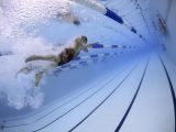 apprendre a nager avec une planche