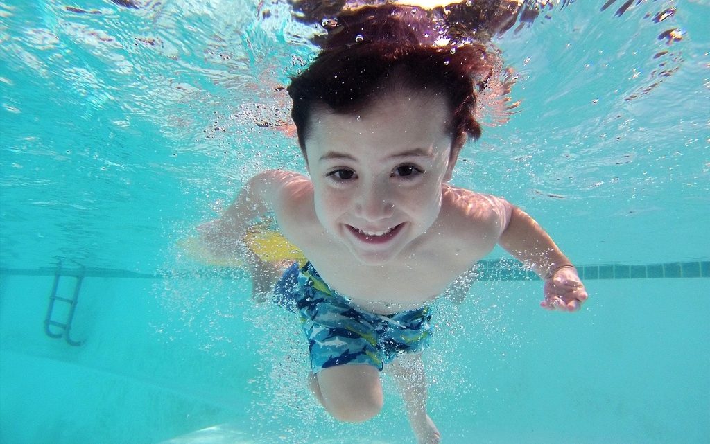 Apprendre à nager un enfant : voici nos conseils