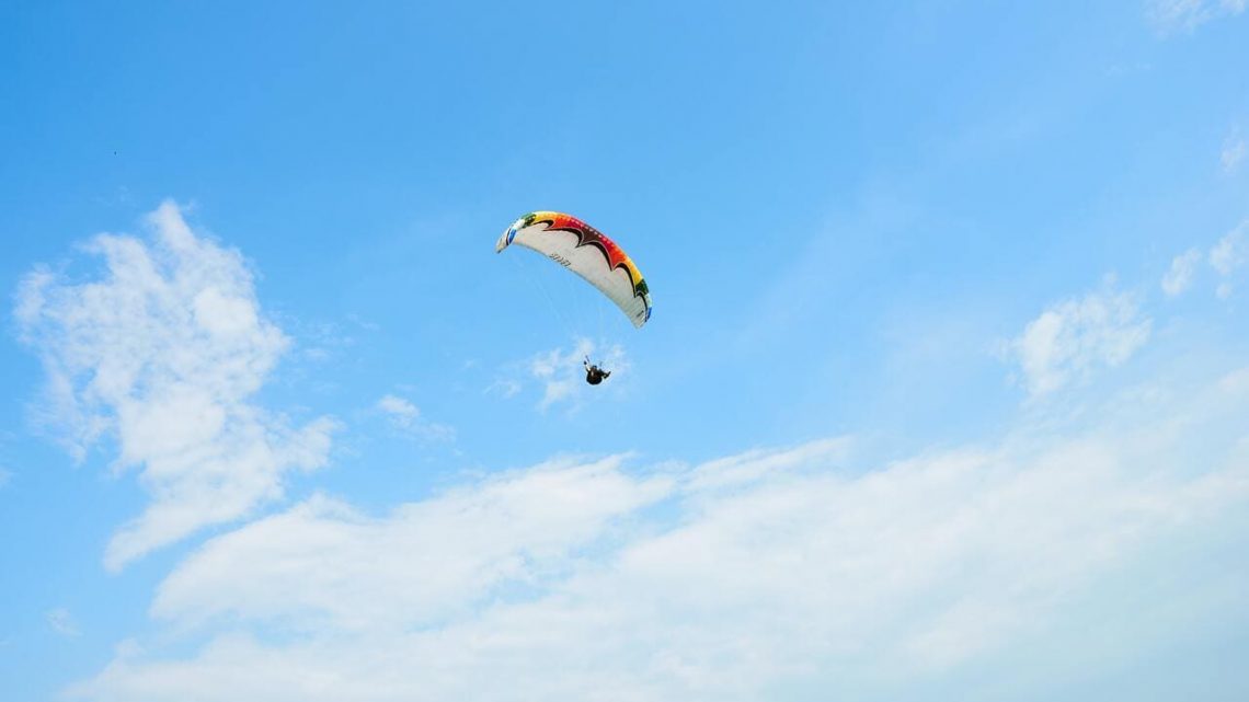 Saut en parachute Arcachon : ce qu&rsquo;il faut savoir pour choisir son école de parachutisme